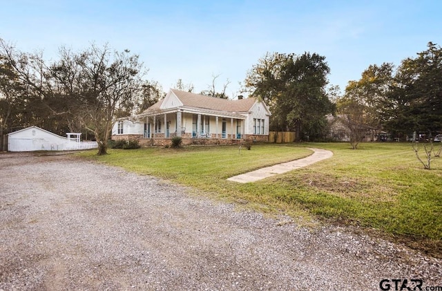 view of front of home featuring a front lawn