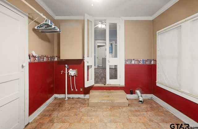 washroom with crown molding and ceiling fan