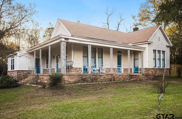 view of front of home featuring a front lawn and a porch