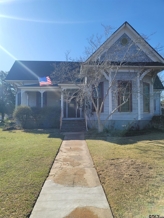 view of front of house featuring a front lawn