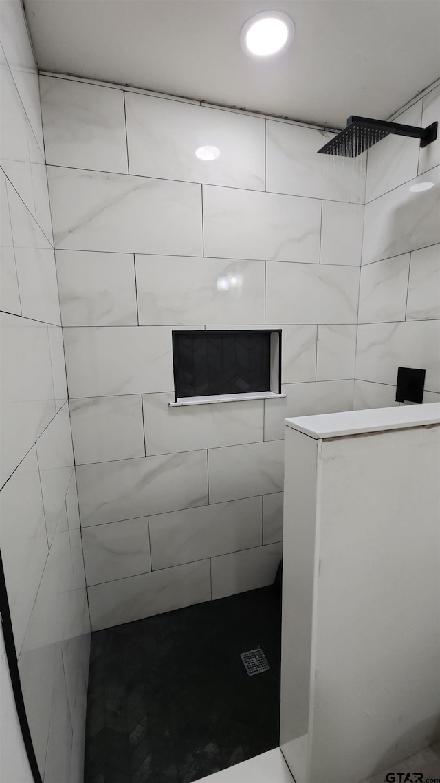 bathroom featuring a tile shower