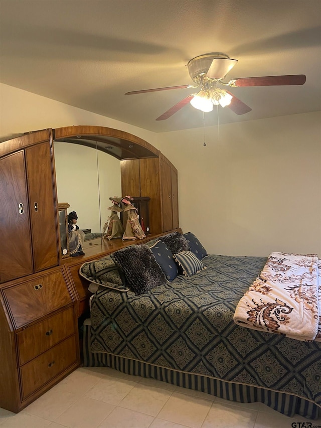 bedroom with ceiling fan