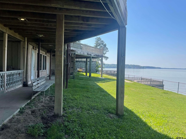 view of yard featuring a water view