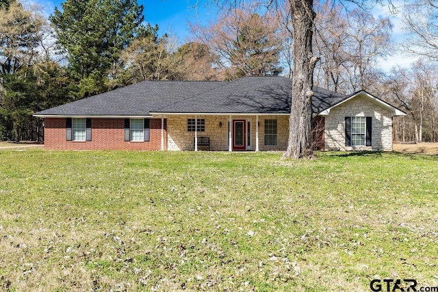 single story home with a front lawn