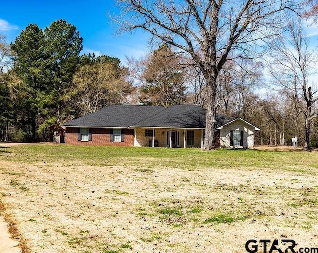 single story home featuring a front lawn
