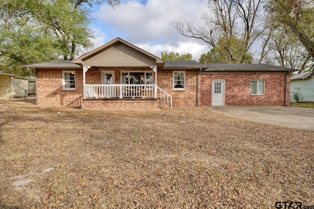 ranch-style home featuring a porch