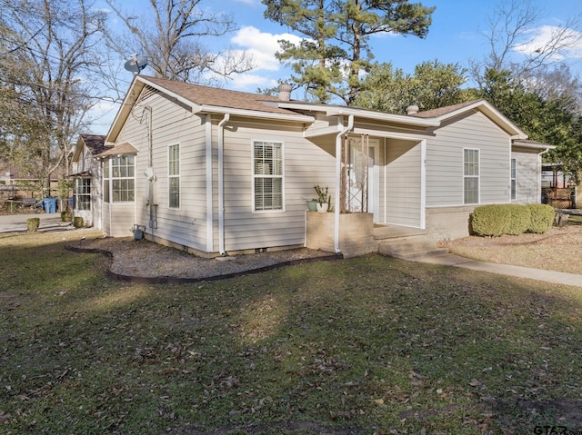 view of front of home featuring a front yard