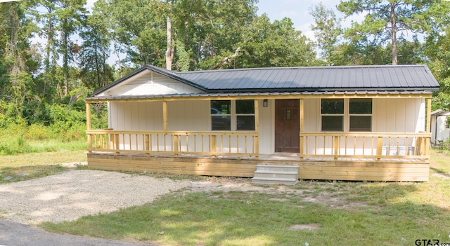 view of front of house featuring a front lawn and a porch