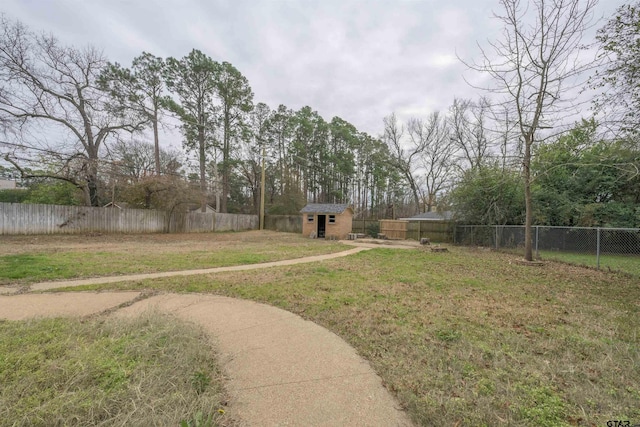 view of yard featuring a storage shed