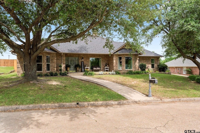 view of front of home featuring a front yard