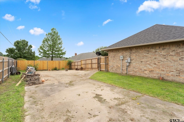 view of yard featuring a patio area