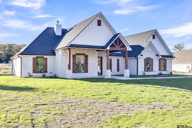 view of front of property featuring a front lawn