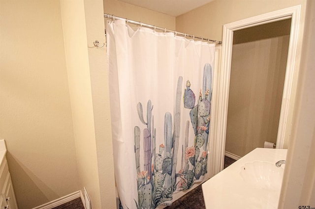 full bathroom with curtained shower and vanity