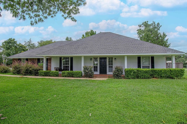 ranch-style home featuring a shingled roof, a porch, and a front yard