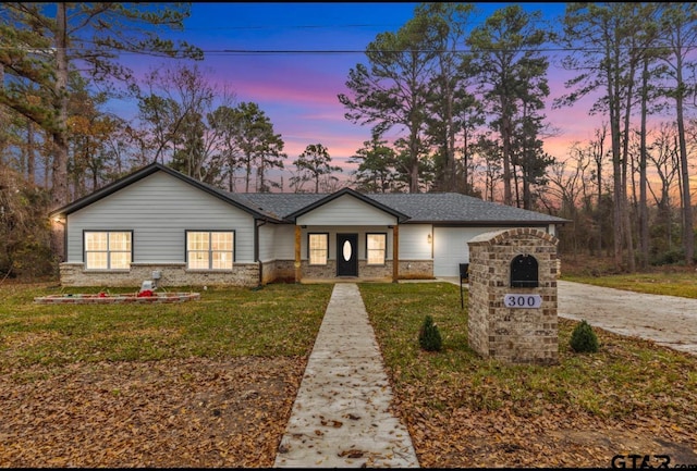 view of front of house featuring a yard