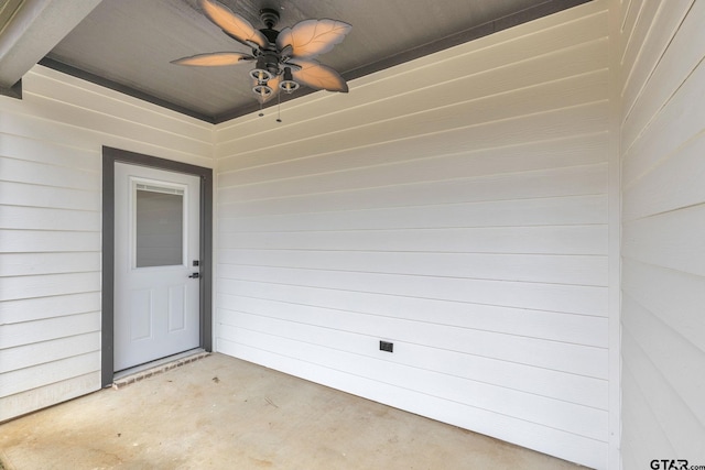 doorway to property with ceiling fan