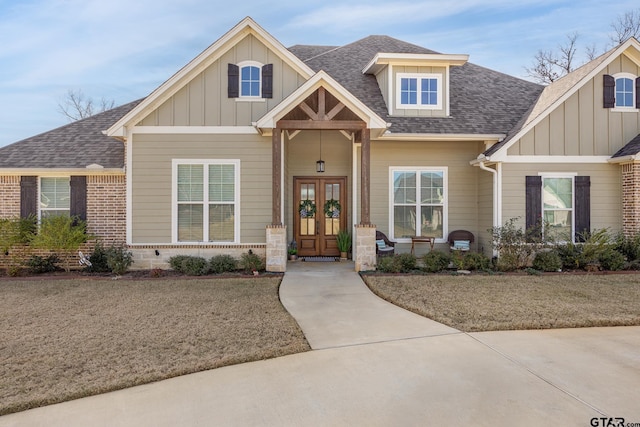 craftsman inspired home featuring a front lawn