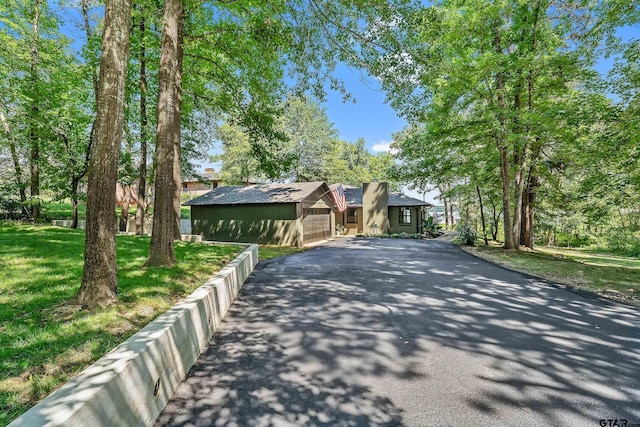 view of front of property with an outbuilding