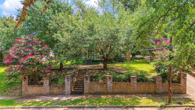 view of front of home featuring a front yard