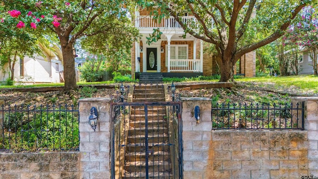 view of front of home featuring a balcony