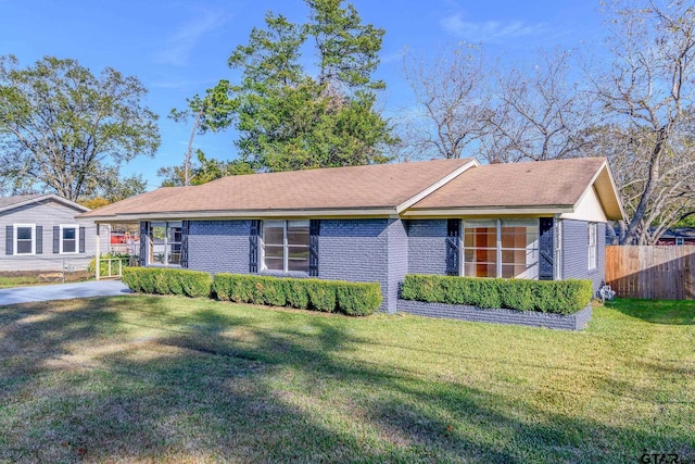 ranch-style house featuring a front lawn