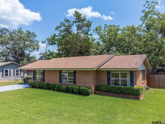 single story home featuring a front yard