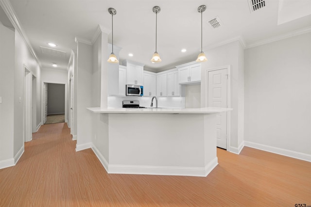 113 Hay Mdw, Winona, TX 75792 - kitchen featuring stainless steel appliances, baseboards, crown molding, light countertops, and light wood-style floors