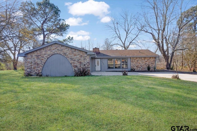 ranch-style home featuring a front lawn