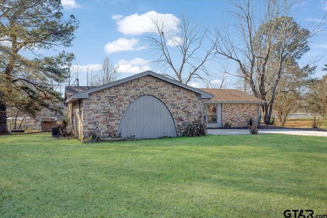 ranch-style home with a front yard