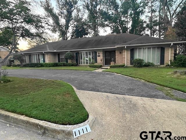 single story home with a front yard