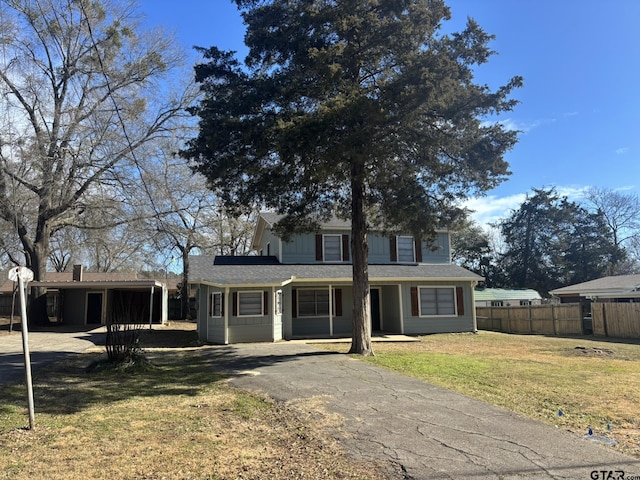 view of front of home featuring a carport and a front lawn