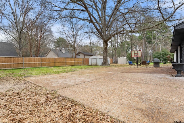 view of yard featuring a storage unit