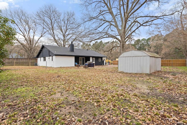 view of yard with a shed