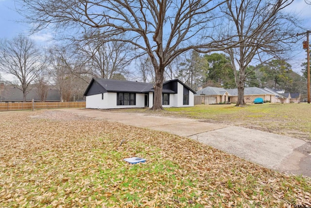 view of front of house featuring a front yard