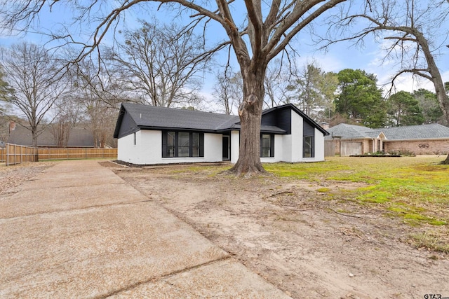 view of front facade with a front lawn