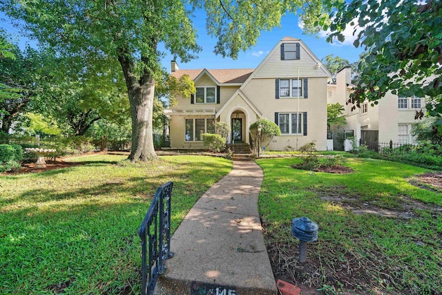 view of front of property featuring a front lawn