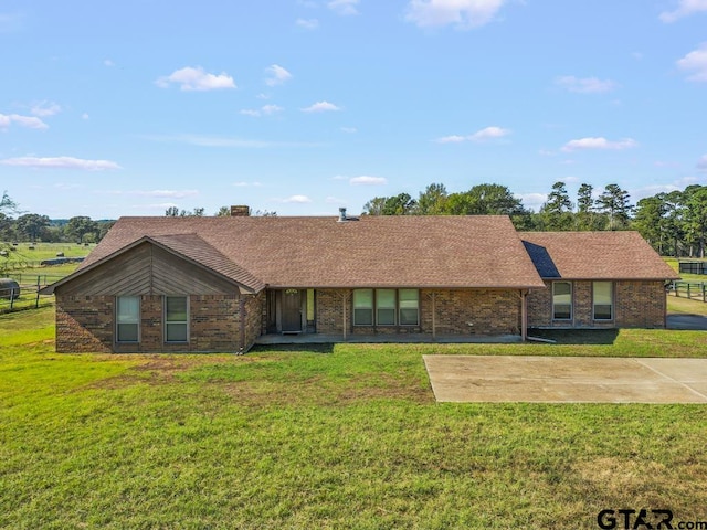 single story home with a front yard