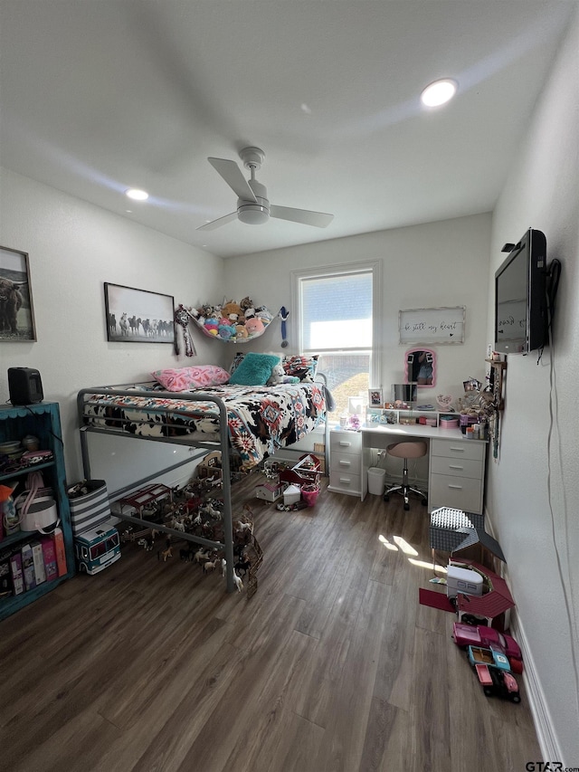 bedroom featuring wood finished floors and a ceiling fan