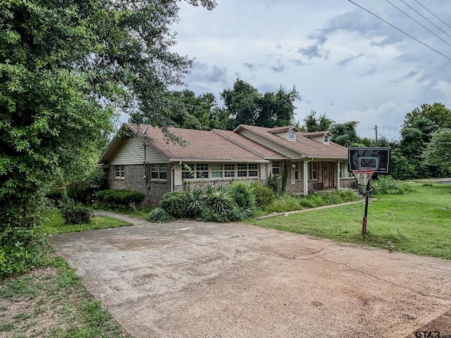400 Dorsey St, Linden, TX 75563 - view of front of property featuring brick siding and a front yard