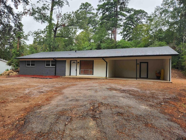 view of front facade featuring a carport and driveway