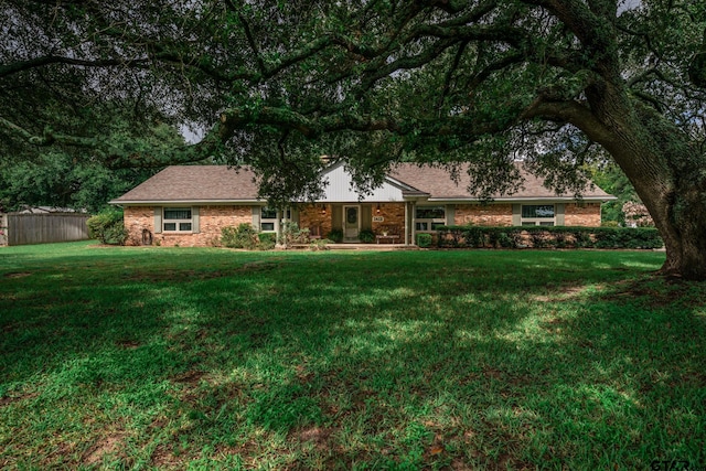 ranch-style house featuring a front yard