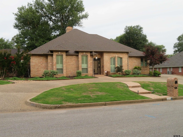 view of front of house featuring a front lawn