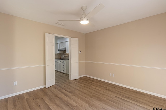 unfurnished room with light hardwood / wood-style floors and ceiling fan