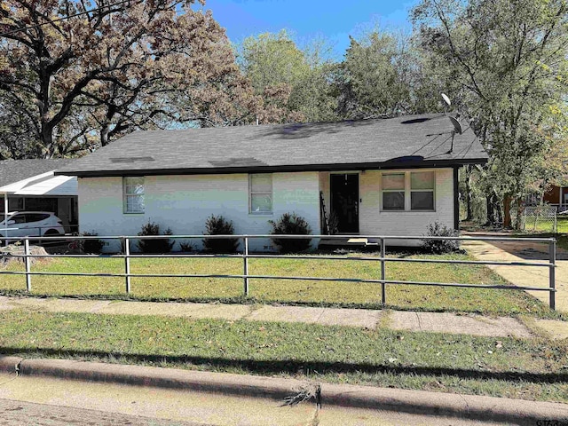 ranch-style home featuring a front lawn