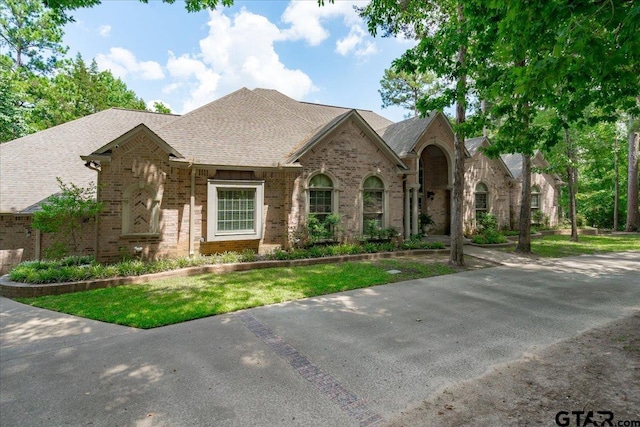 view of front facade with a front lawn