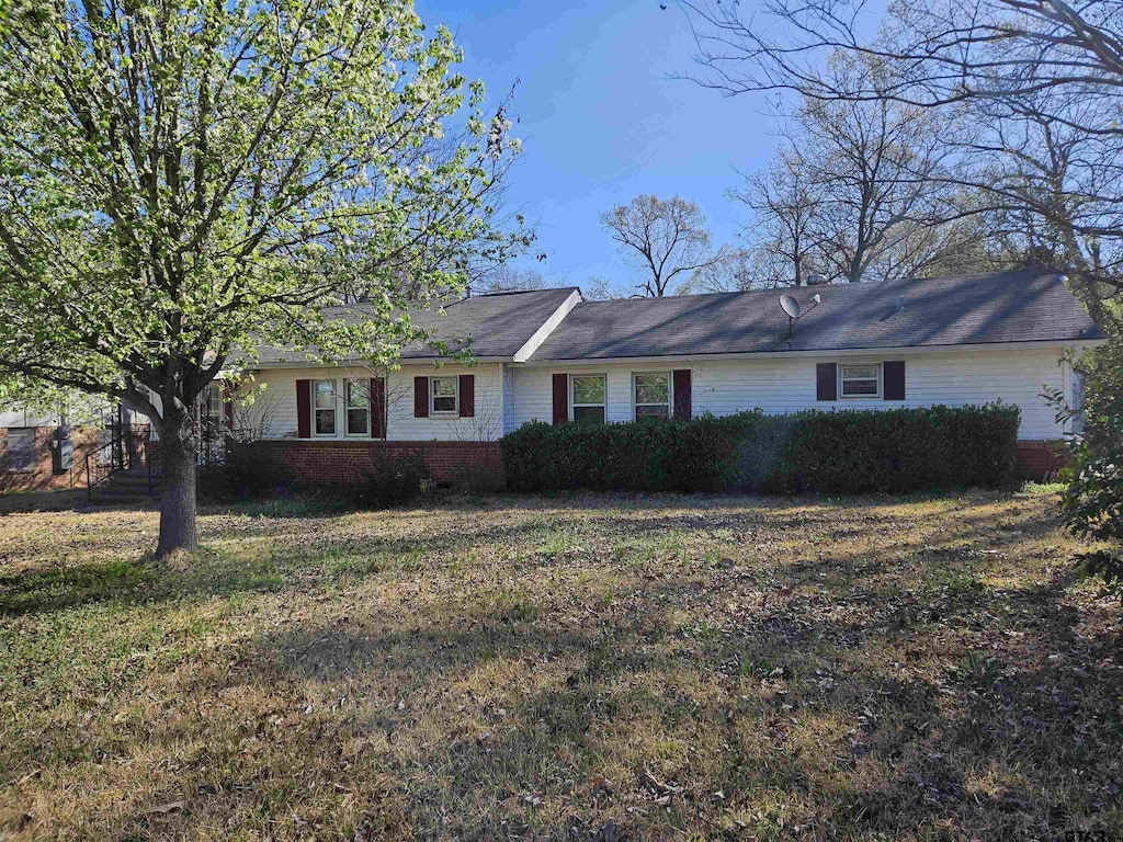 ranch-style house with a front lawn