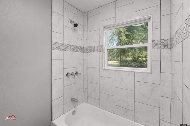 bathroom featuring tiled shower / bath combo