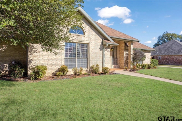 view of front of property featuring a front yard