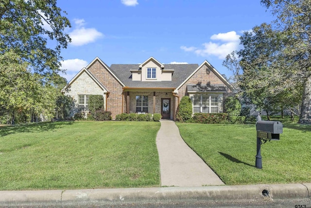 view of front property featuring a front lawn