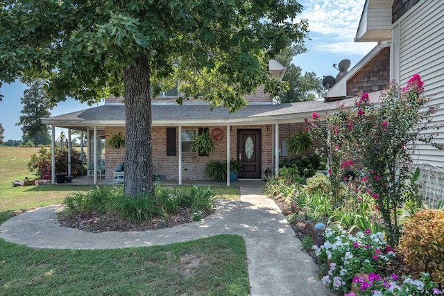 view of front facade with a front lawn